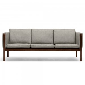 Sofá CH163 en tela de Carl Hansen and Son con un diseño moderno y elegante que entrega calidad a cualquier espacio.