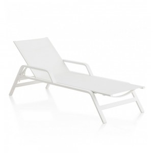 Tumbona con brazos Stack de Gandia Blasco. Tumbona reclinable para terraza.