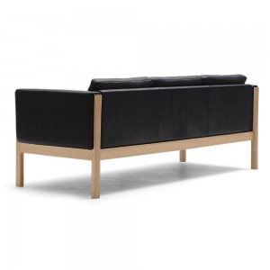 Sofá CH163 piel de Carl Hansen and Son con un diseño único que entrega calidez y modernidad.