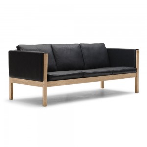 Sofá CH163 piel de Carl Hansen and Son con un diseño único que entrega calidez y modernidad.
