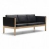 Sofá CH163 piel de Carl Hansen and Son con un diseño único que entrega calidez y modernidad.