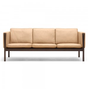 Sofá CH163 piel de Carl Hansen and Son con un diseño único que entrega calidez y modernidad.