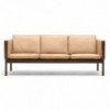 Sofá CH163 piel de Carl Hansen and Son con un diseño único que entrega calidez y modernidad.