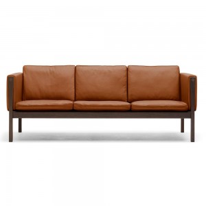 Sofá CH163 piel de Carl Hansen and Son con un diseño único que entrega calidez y modernidad.