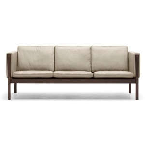 Sofá CH163 piel de Carl Hansen and Son con un diseño único que entrega calidez y modernidad.