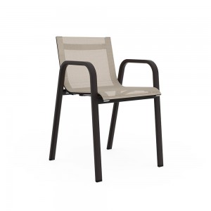 Silla Stack de Gandia Blasco. Silla cómoda con brazos para exteriores.