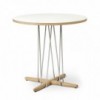 Mesa Embrace E020 de Carl Hansen and Son. Mesas de diseño moderno y elegante.