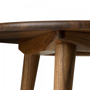 Mesa auxiliar CH008 de Carl Hansen and Son con diseño moderno y elegante.