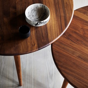 Mesa auxiliar CH008 de Carl Hansen and Son con diseño moderno y elegante.