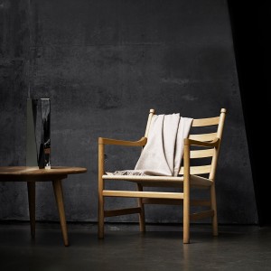 Mesa auxiliar CH008 de Carl Hansen and Son con diseño moderno y elegante.