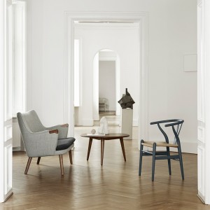 Mesa auxiliar CH008 de Carl Hansen and Son con diseño moderno y elegante.