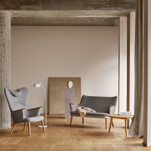 Mesa auxiliar CH008 de Carl Hansen and Son con diseño moderno y elegante.