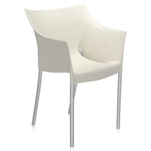 Sillón de polipropileno con patas de aluminio Dr. No de Kartell.