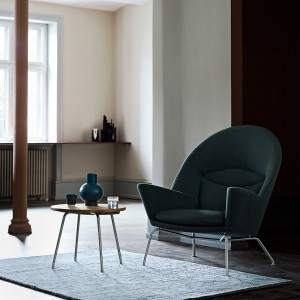 Mesa auxiliar CH415 de Carl Hansen and Son con un diseño único que ofrece conforte y elegancia.