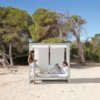 Sofá cubierto de diseño Tres Al Fresco para exterior de Gandia Blasco.