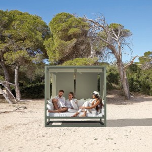 Sofá cubierto de diseño Tres Al Fresco para exterior de Gandia Blasco.