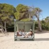Sofá cubierto de diseño Tres Al Fresco para exterior de Gandia Blasco.