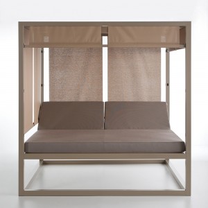 Cama Daybed Elevada para exterior de Gandía Blasco. Camas de diseño con parasol.