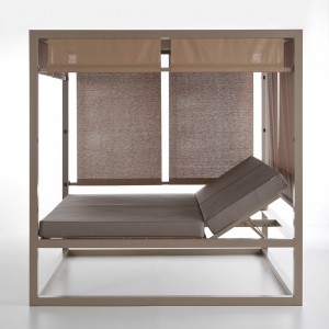 Cama Daybed Elevada para exterior de Gandía Blasco. Camas de diseño con parasol.