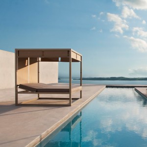 Cama Daybed Elevada para exterior de Gandía Blasco. Camas de diseño con parasol.