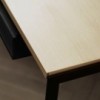 Escritorio PK52 de Carl Hansen and Son con un diseño moderno y elegante que entrega calidez.