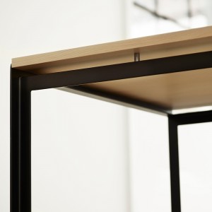Escritorio PK52 de Carl Hansen and Son con un diseño moderno y elegante que entrega calidez.