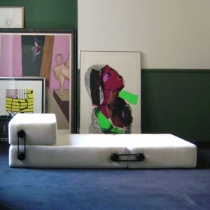 Puf tapizado Trix de Kartell. Mueble de diseño original para salón.