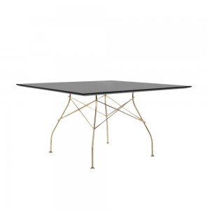Mesa Glossy de Kartell. Diseño contemporáneo ideal para comedor.