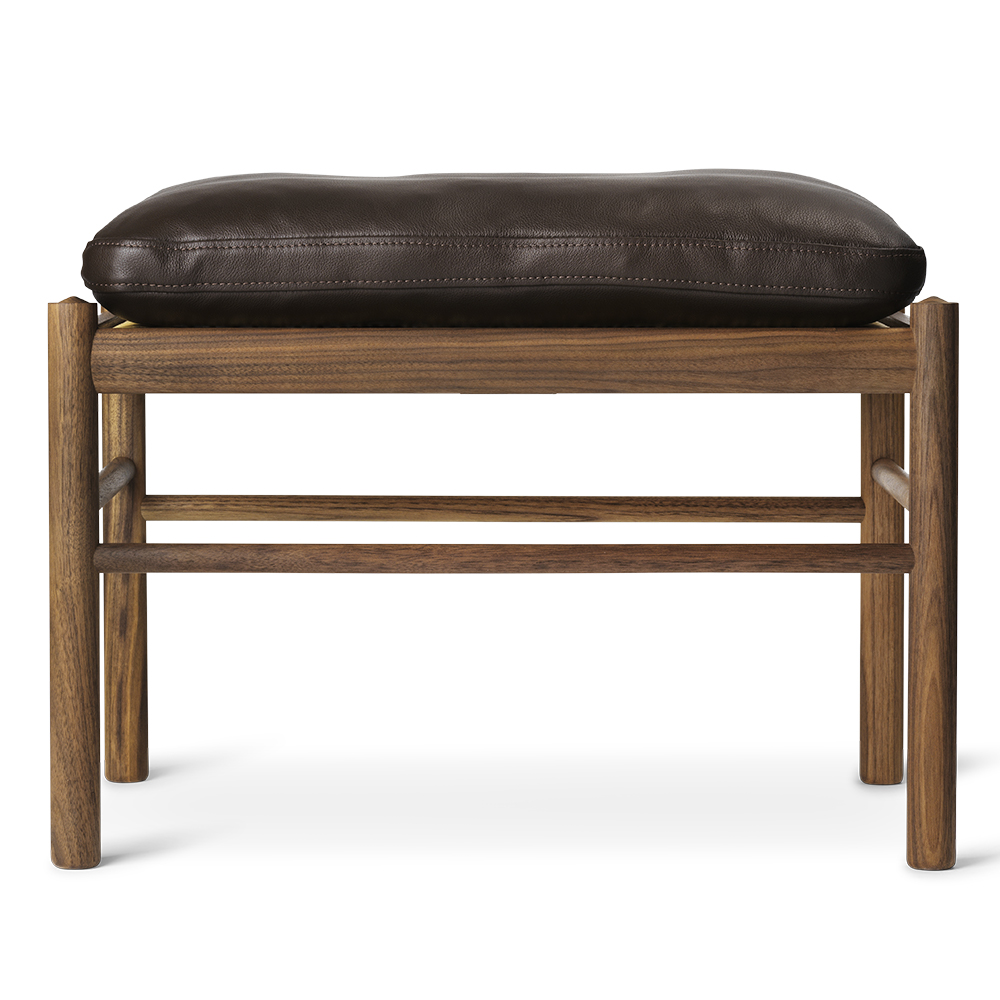 Reposapiés Colonial OW149F de Carl Hansen and Son. Reposapiés de diseño moderno.