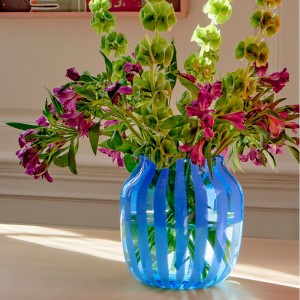 Florero Juice Vase de Hay. Diseño de omplementos originales para el hogar.