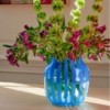 Florero Juice Vase de Hay. Diseño de omplementos originales para el hogar.