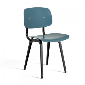 Silla Revolt de material reciclado ideal para espacios interiores de Hay.