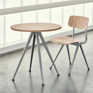 Silla Result Chair de madera con patas de acero de HAY ideal para espacios interiores.