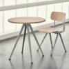 Silla Result Chair de madera con patas de acero de HAY ideal para espacios interiores.