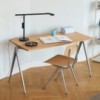 Silla Result Chair de madera con patas de acero de HAY ideal para espacios interiores.