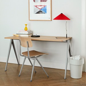 Silla Result Chair de madera con patas de acero de HAY ideal para espacios interiores.
