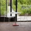 Silla Hee de Hay ideal para espacios exteriores modernos.