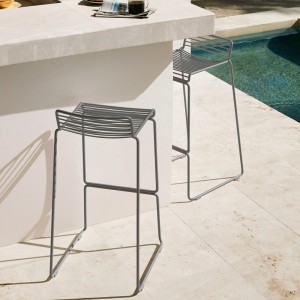 Taburete Hee de acero galvanizado es ideal para cafés y restaurantes.