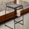Taburete Hee de acero galvanizado es ideal para cafés y restaurantes.