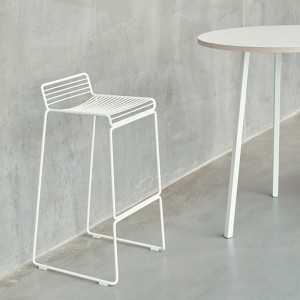 Taburete Hee de acero galvanizado es ideal para cafés y restaurantes.