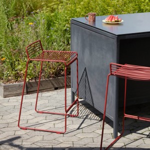 Taburete Hee de acero galvanizado es ideal para cafés y restaurantes.