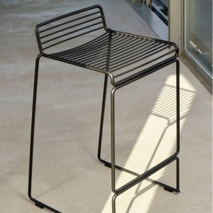Taburete Hee de acero galvanizado es ideal para cafés y restaurantes.