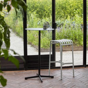 Mesa para exteriores Neu High de Hay ideal para bares o espacios abiertos modernos.