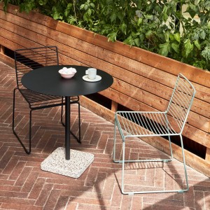 Mesa para exteriores Terrazzo de Hay ideal para bares o espacios abiertos modernos.