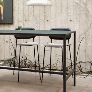 Taburete Soft Edge 90 tapizado para espacios interiores. Diseño de Hay.