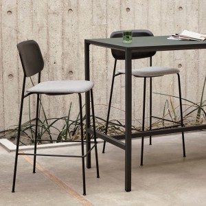 Taburete Soft Edge 90 tapizado para espacios interiores. Diseño de Hay.