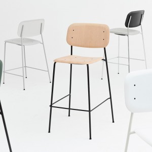 Taburete Soft Edge 90 tapizado para espacios interiores. Diseño de Hay.