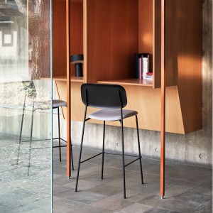 Taburete Soft Edge 90 tapizado para espacios interiores. Diseño de Hay.