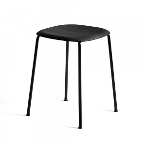 Taburete Soft Edge 70 con asiento de madera y patas de acero de Hay para cafés y restaurantes.