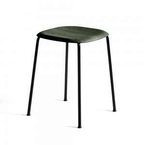 Taburete Soft Edge 70 con asiento de madera y patas de acero de Hay para cafés y restaurantes.